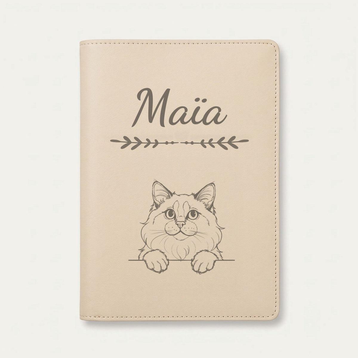 Protège carnet de santé chat personnalisé – Ragdoll — Crème vanille — Flèche — gravure « Maïa »