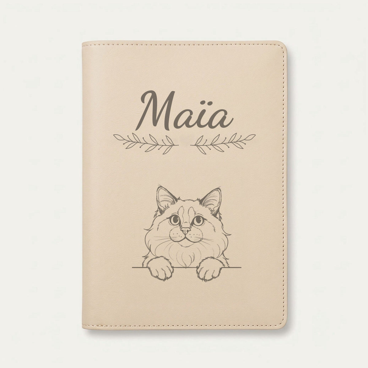 Protège carnet de santé chat personnalisé – Ragdoll — Crème vanille — Rameaux — gravure « Maïa »