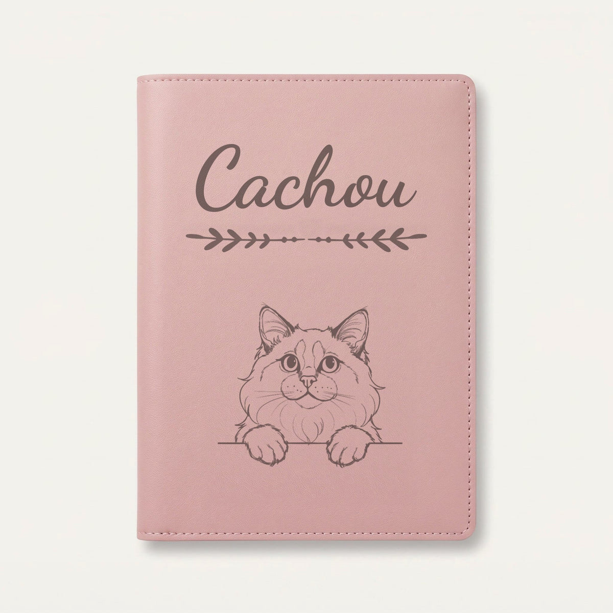 Protège carnet de santé chat personnalisé – Ragdoll — Rose dragée — Flèche — gravure « Cachou »