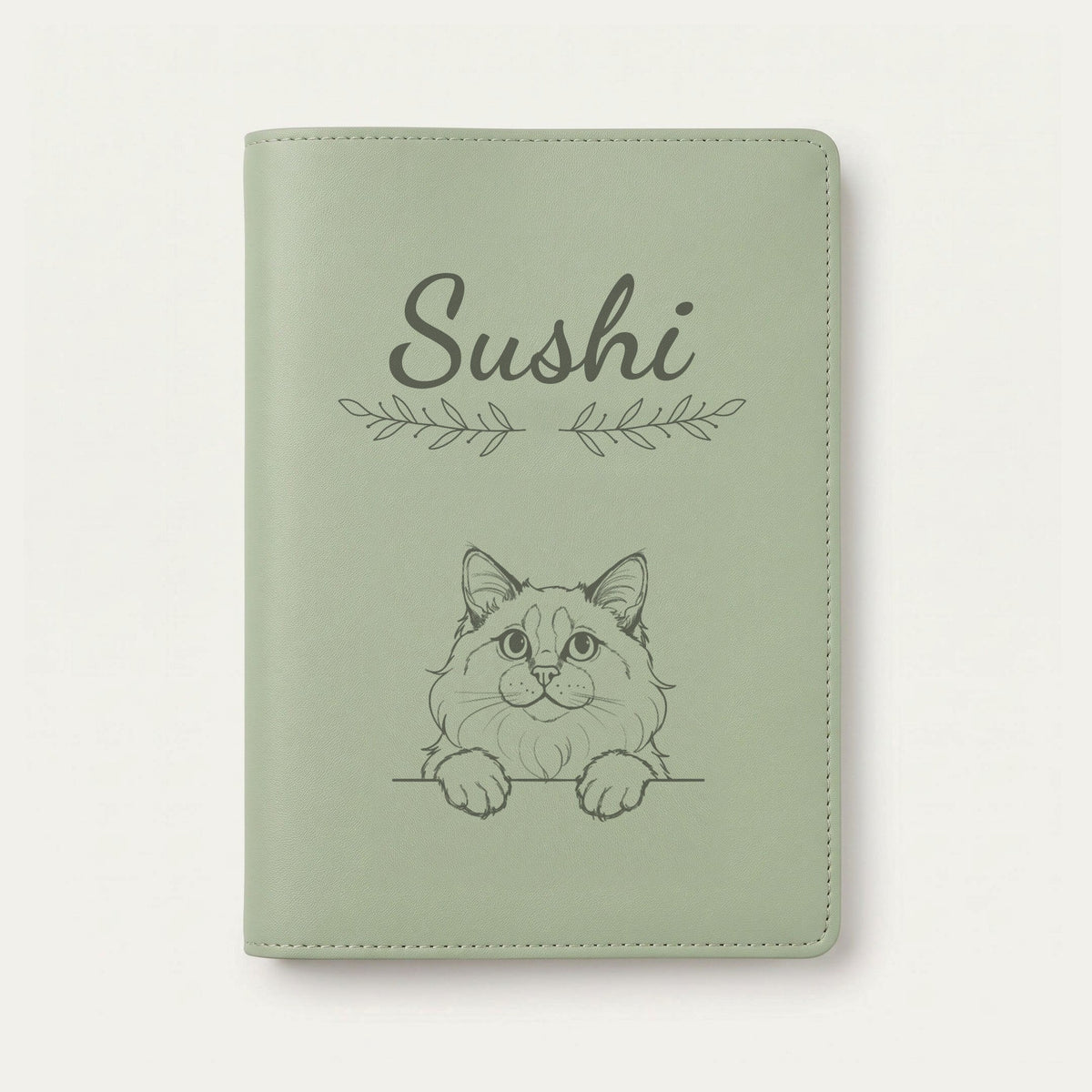 Protège carnet de santé chat personnalisé – Ragdoll — Vert sauge — Rameaux — gravure « Sushi »