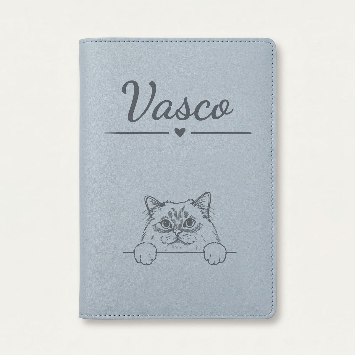 Protège carnet de santé chat personnalisé – Sacré de Birmanie — Bleu nuage — Cœur — gravure « Vasco »