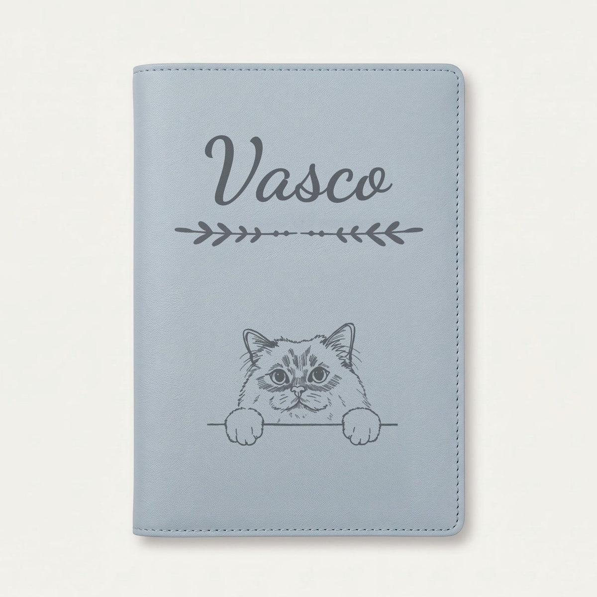 Protège carnet de santé chat personnalisé – Sacré de Birmanie — Bleu nuage — Flèche — gravure « Vasco »