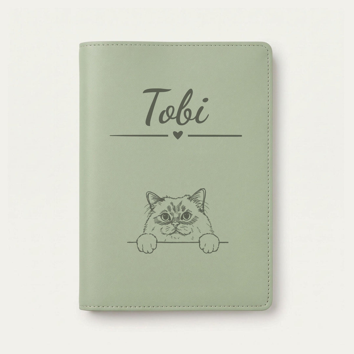 Protège carnet de santé chat personnalisé – Sacré de Birmanie — Vert sauge — Cœur — gravure « Tobi »