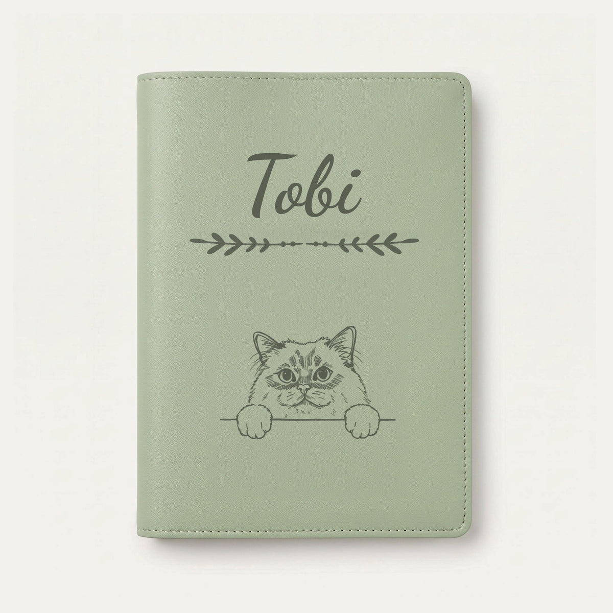 Protège carnet de santé chat personnalisé – Sacré de Birmanie — Vert sauge — Flèche — gravure « Tobi »