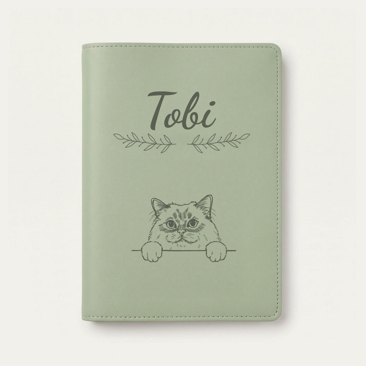 Protège carnet de santé chat personnalisé – Sacré de Birmanie — Vert sauge — Rameaux — gravure « Tobi »