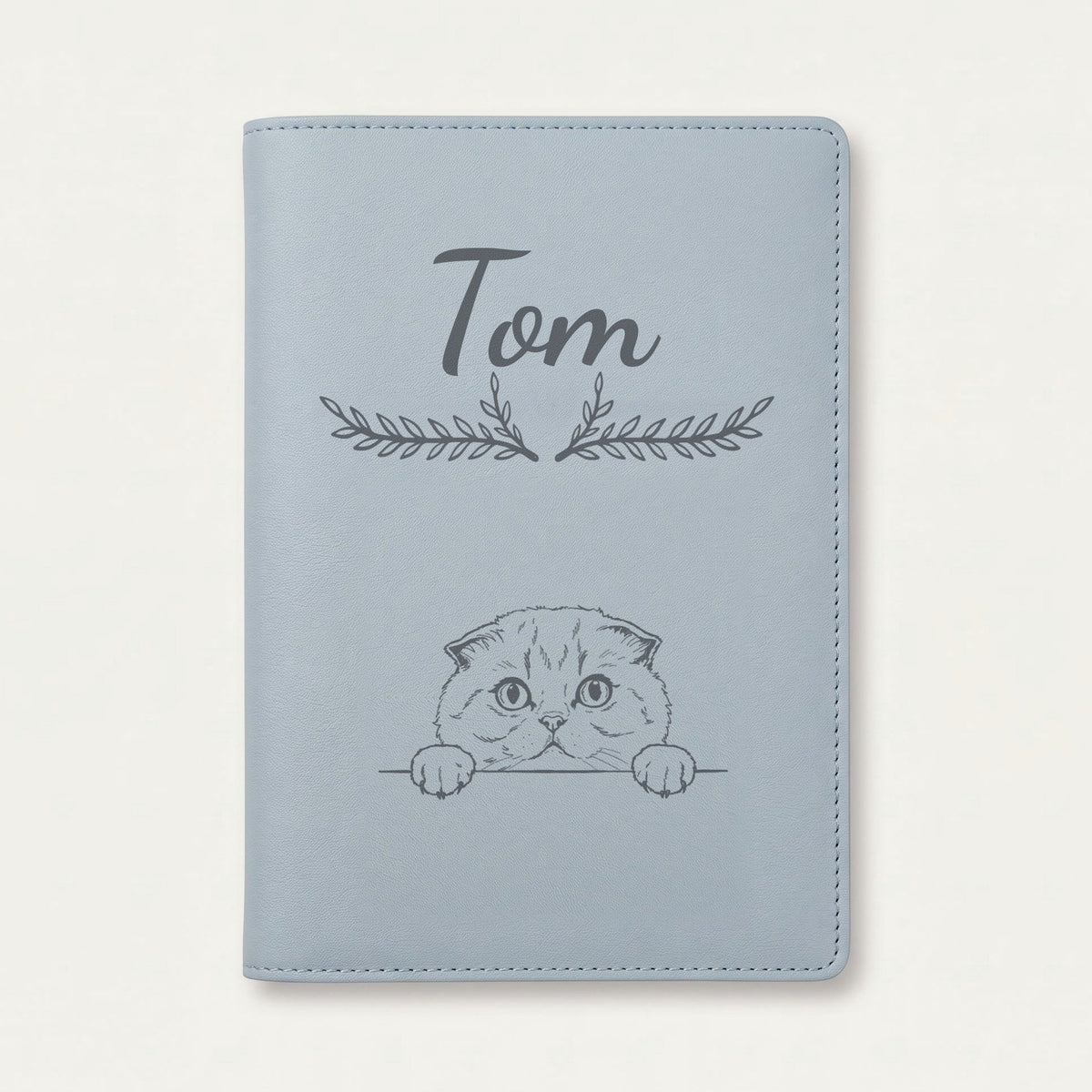 Protège carnet de santé chat personnalisé – Scottish fold — Bleu nuage — Bouquet — gravure « Tom »