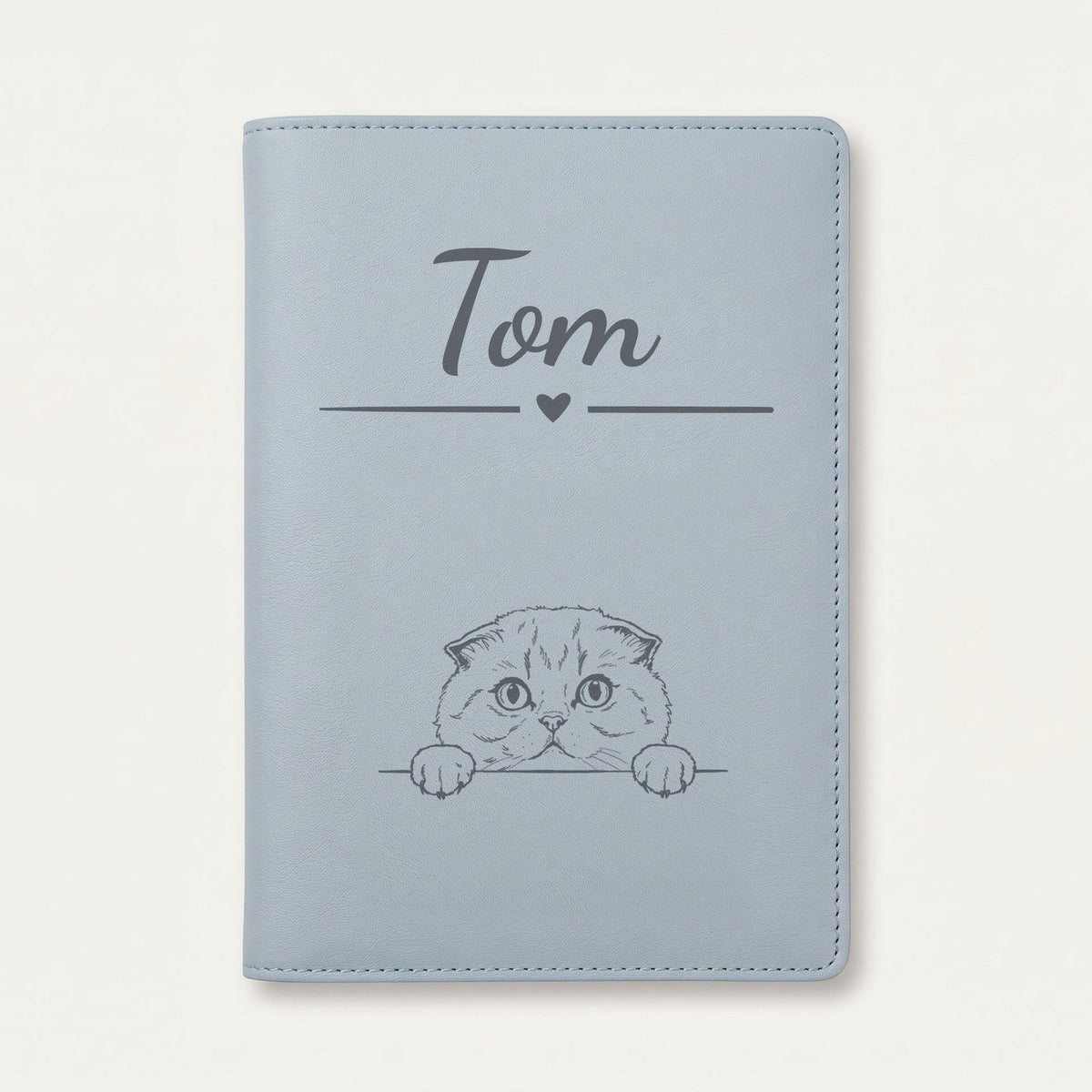 Protège carnet de santé chat personnalisé – Scottish fold — Bleu nuage — Cœur — gravure « Tom »