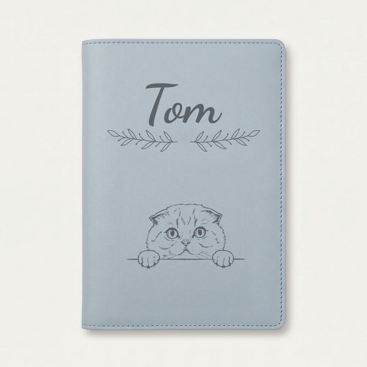 Protège carnet de santé chat personnalisé – Scottish fold — Bleu nuage — Rameaux — gravure « Tom »