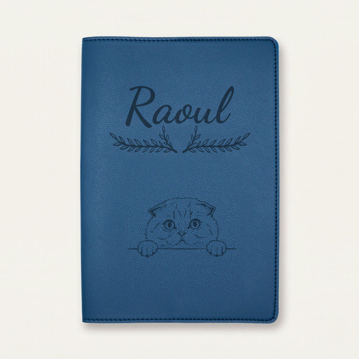 Protège carnet de santé chat personnalisé – Scottish fold — Bleu nuit — Bouquet — gravure « Raoul »