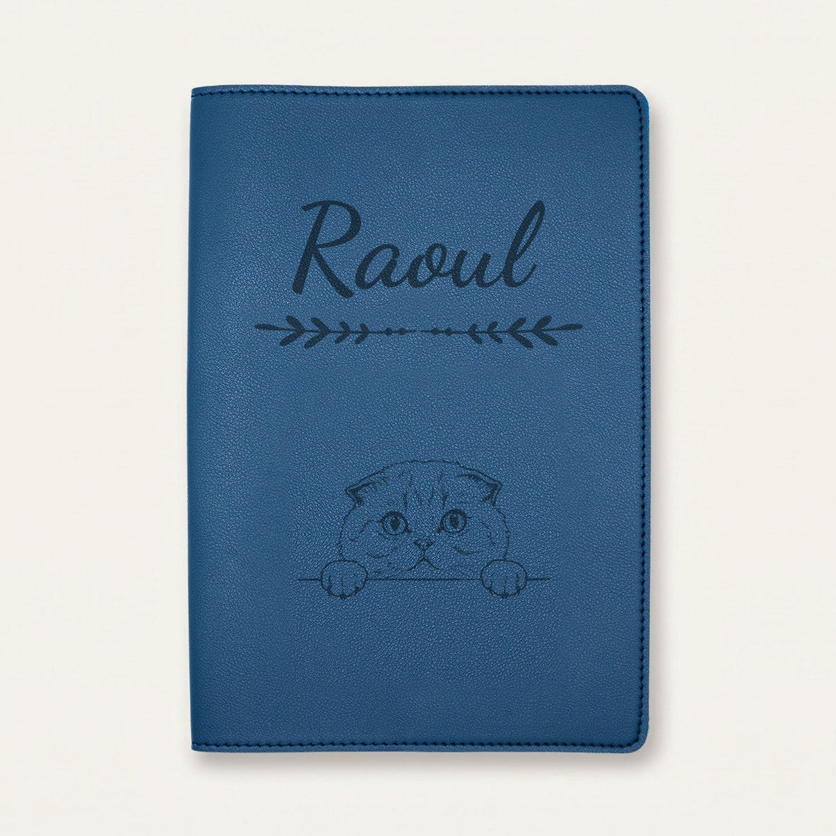 Protège carnet de santé chat personnalisé – Scottish fold — Bleu nuit — Flèche — gravure « Raoul »