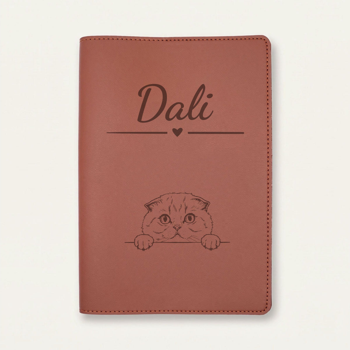 Protège carnet de santé chat personnalisé – Scottish fold — Chocolat — Cœur — gravure « Dali »