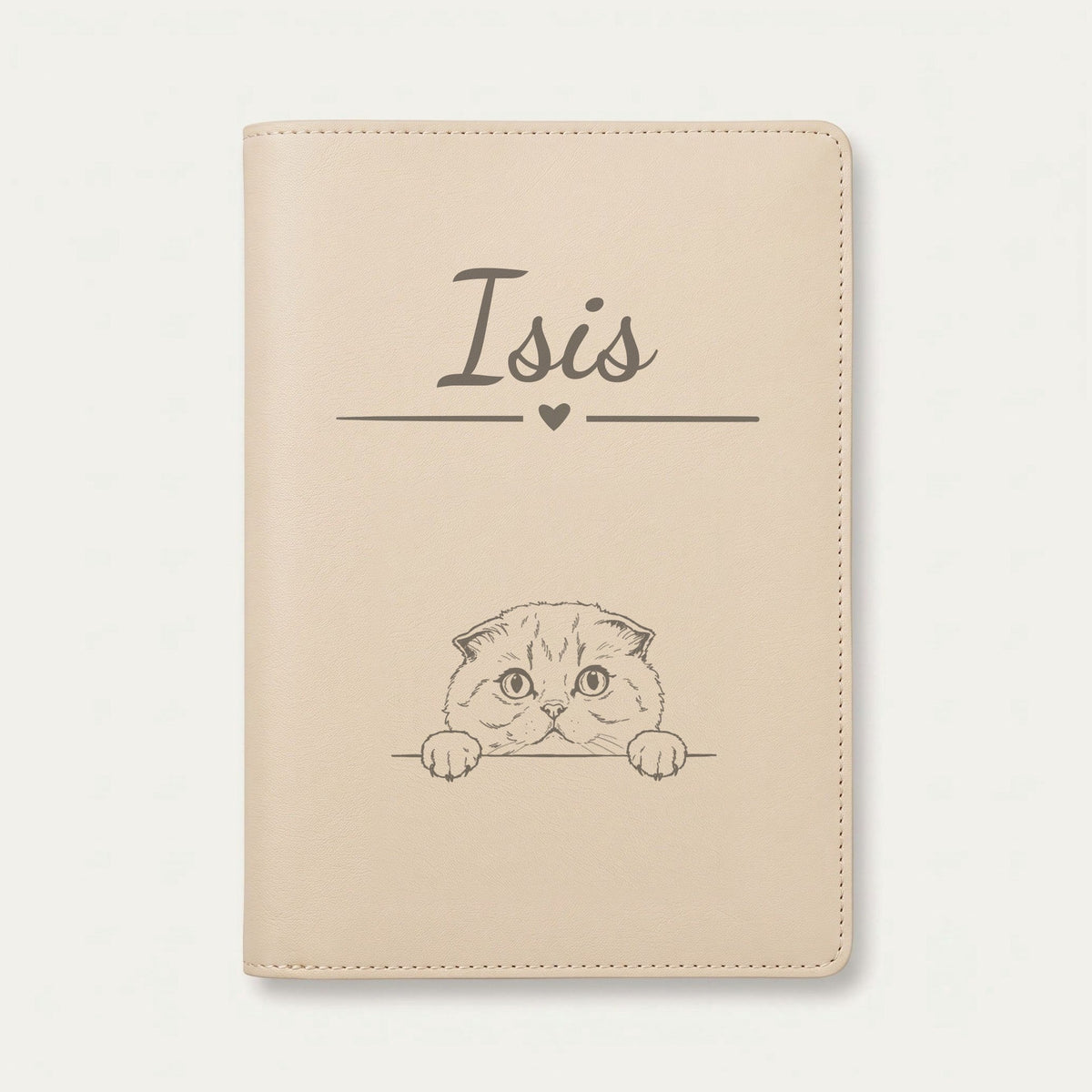 Protège carnet de santé chat personnalisé – Scottish fold — Crème vanille — Cœur — gravure « Isis »