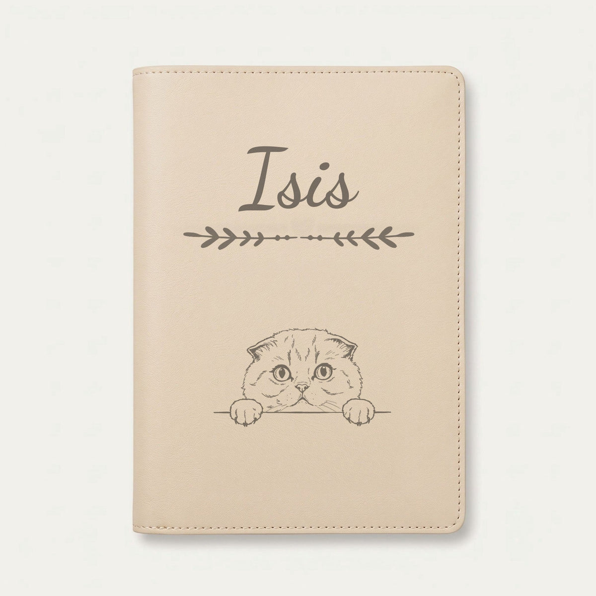 Protège carnet de santé chat personnalisé – Scottish fold — Crème vanille — Flèche — gravure « Isis »