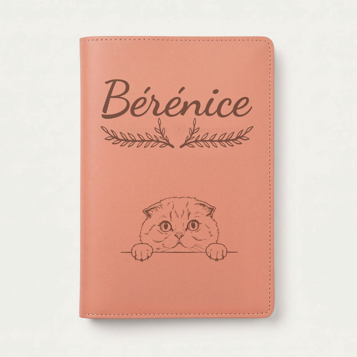 Protège carnet de santé chat personnalisé – Scottish fold — Terracotta — Bouquet — gravure « Bérénice »