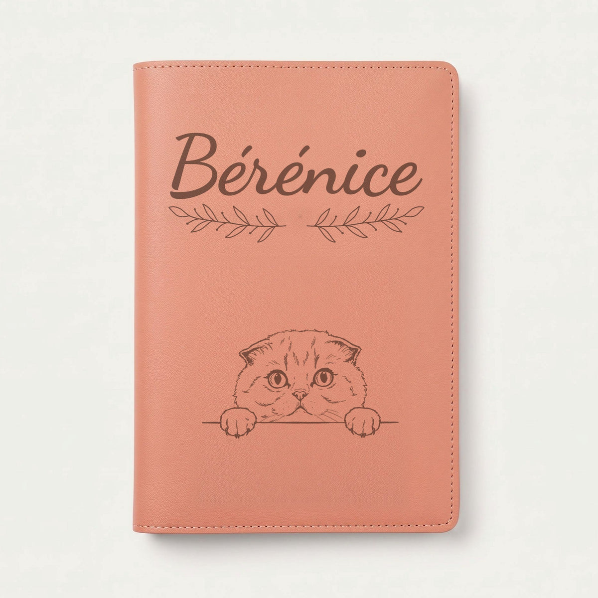 Protège carnet de santé chat personnalisé – Scottish fold — Terracotta — Rameaux — gravure « Bérénice »
