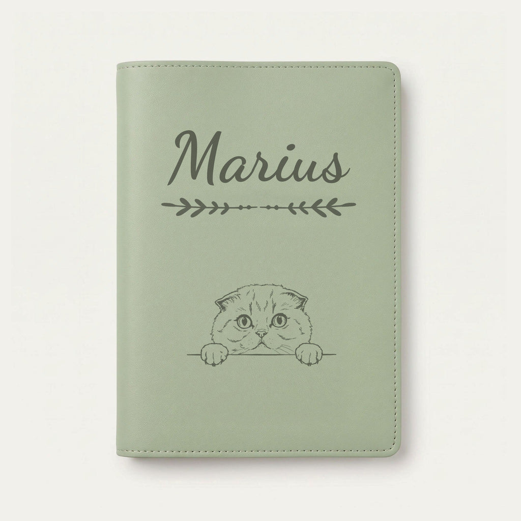 Protège carnet de santé chat personnalisé – Scottish fold — Vert sauge — Flèche — gravure « Marius »