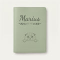 Protège carnet de santé chat personnalisé – Scottish fold — Vert sauge — Flèche — gravure « Marius »