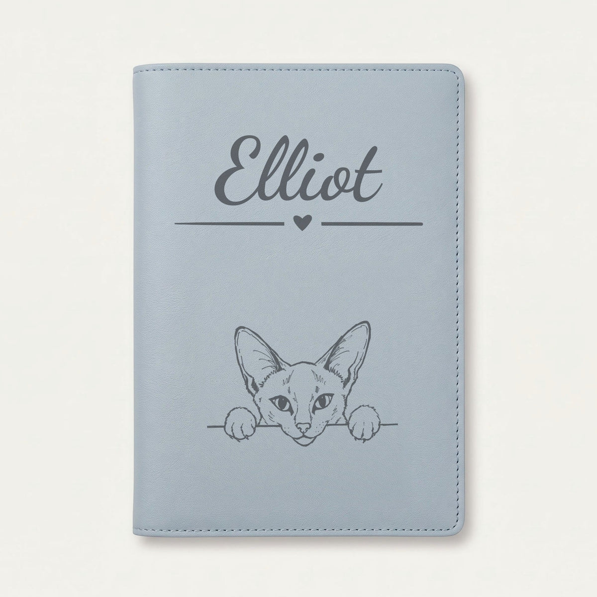 Protège carnet de santé chat personnalisé – Siamois — Bleu nuage — Cœur — gravure « Elliot »