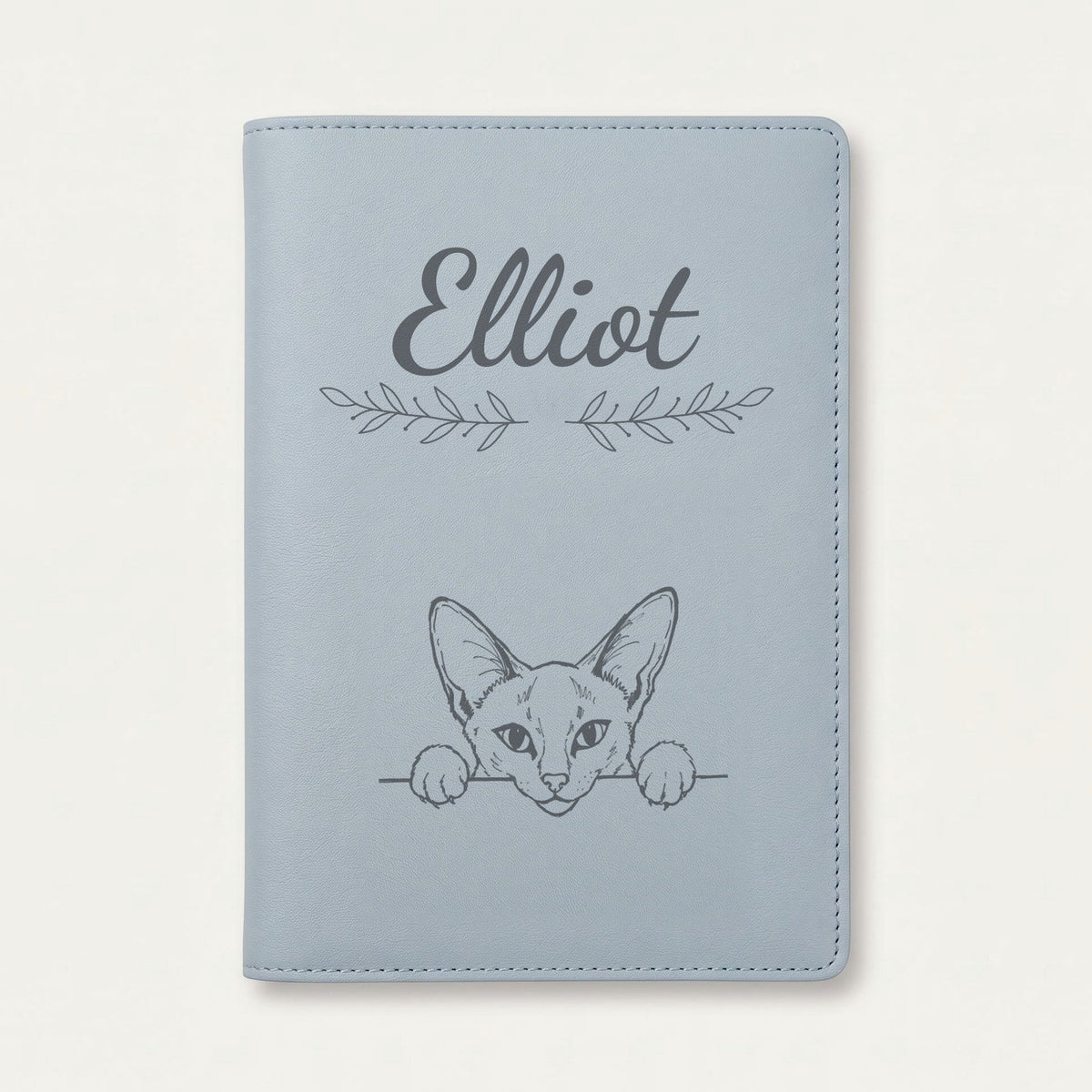 Protège carnet de santé chat personnalisé – Siamois — Bleu nuage — Rameaux — gravure « Elliot »