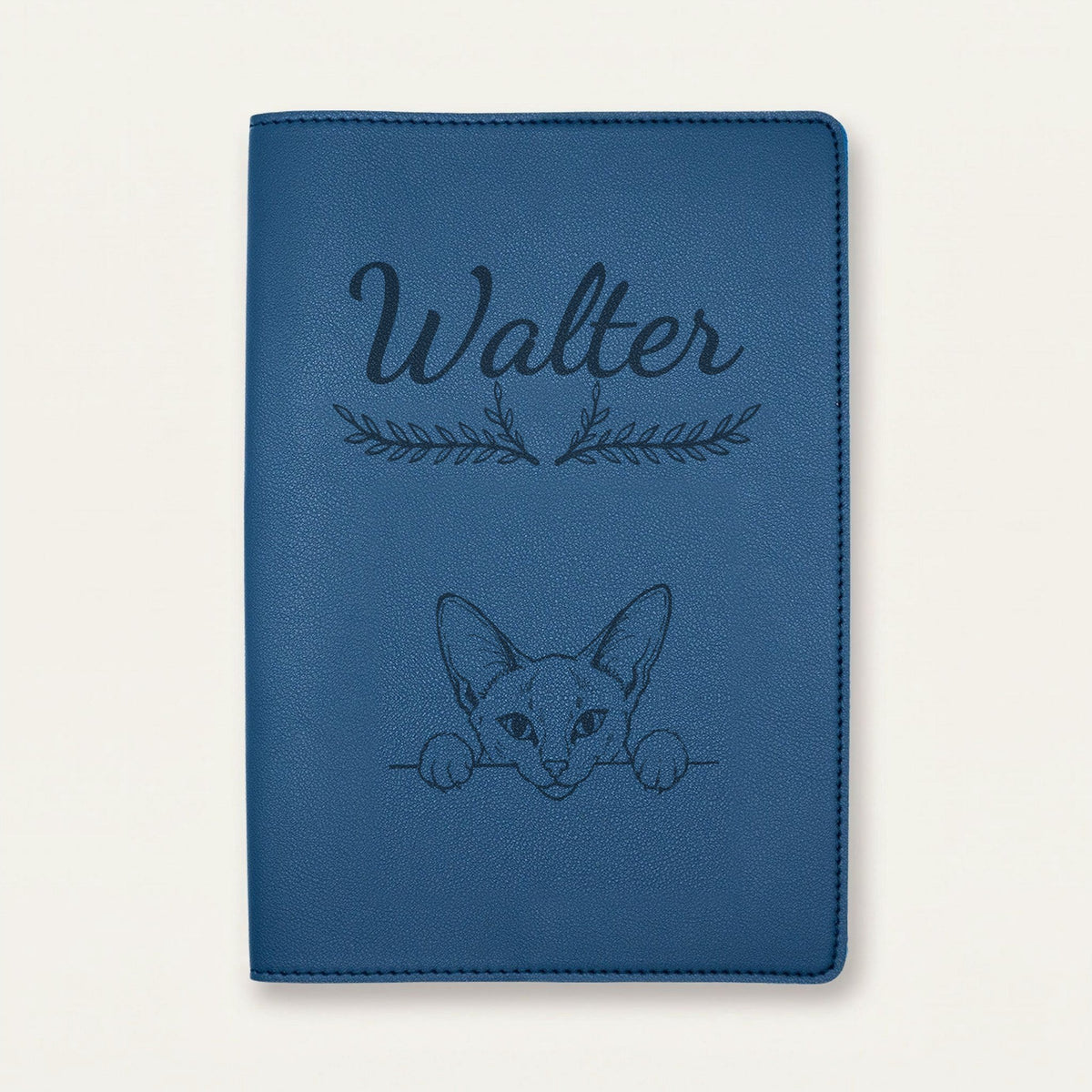 Protège carnet de santé chat personnalisé – Siamois — Bleu nuit — Bouquet — gravure « Walter »