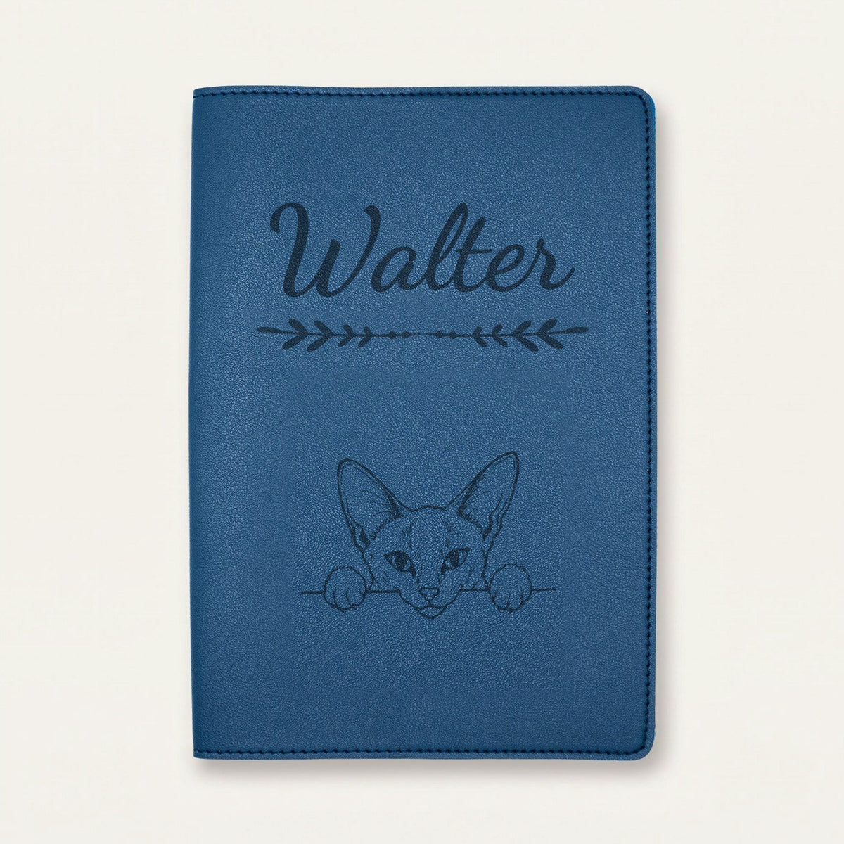 Protège carnet de santé chat personnalisé – Siamois — Bleu nuit — Flèche — gravure « Walter »
