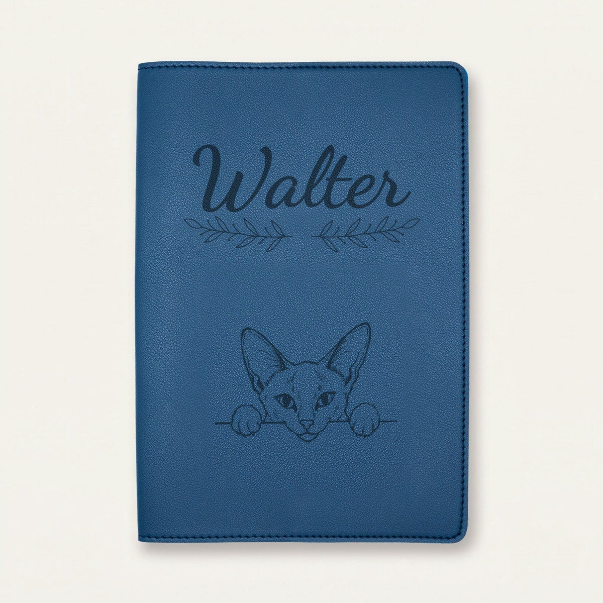 Protège carnet de santé chat personnalisé – Siamois — Bleu nuit — Rameaux — gravure « Walter »