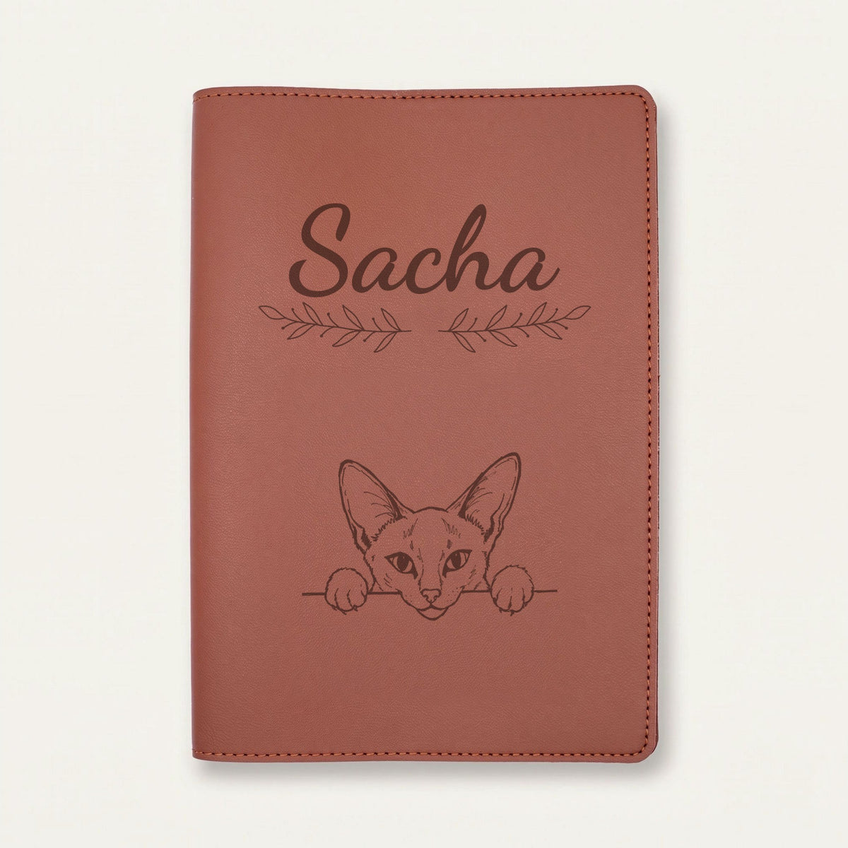 Protège carnet de santé chat personnalisé – Siamois — Chocolat — Rameaux — gravure « Sacha »