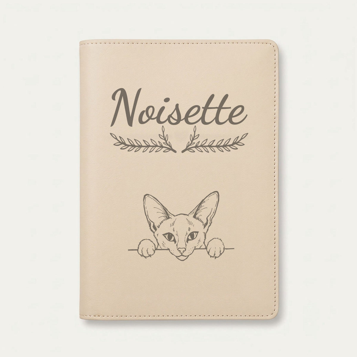 Protège carnet de santé chat personnalisé – Siamois — Crème vanille — Bouquet — gravure « Noisette »