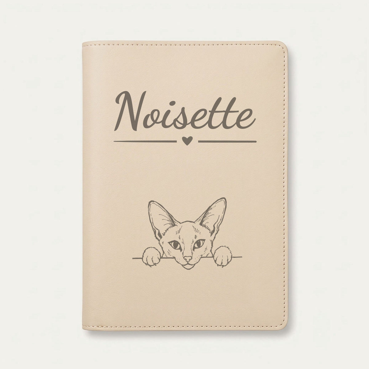 Protège carnet de santé chat personnalisé – Siamois — Crème vanille — Cœur — gravure « Noisette »