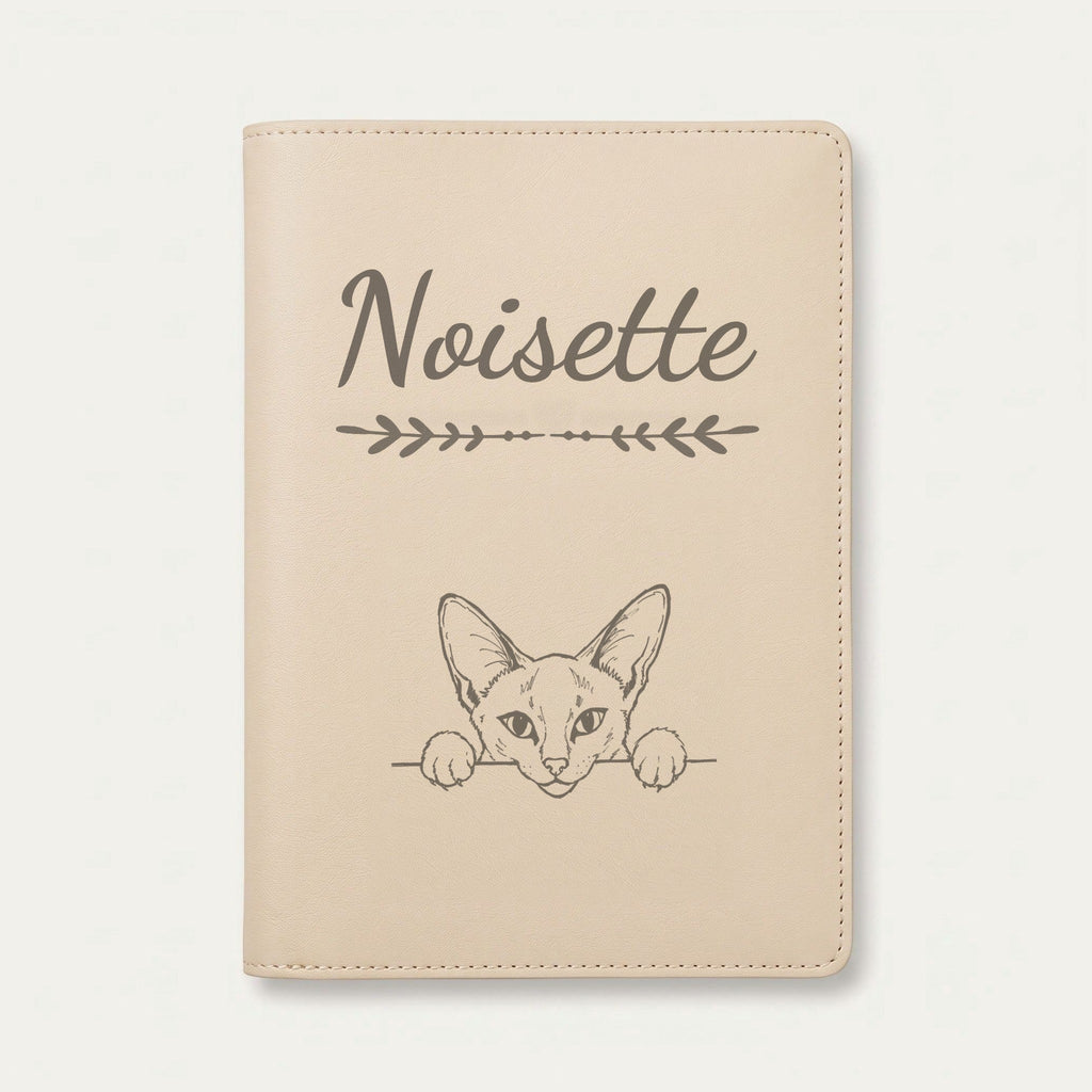 Protège carnet de santé chat personnalisé – Siamois — Crème vanille — Flèche — gravure « Noisette »
