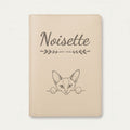 Protège carnet de santé chat personnalisé – Siamois — Crème vanille — Flèche — gravure « Noisette »