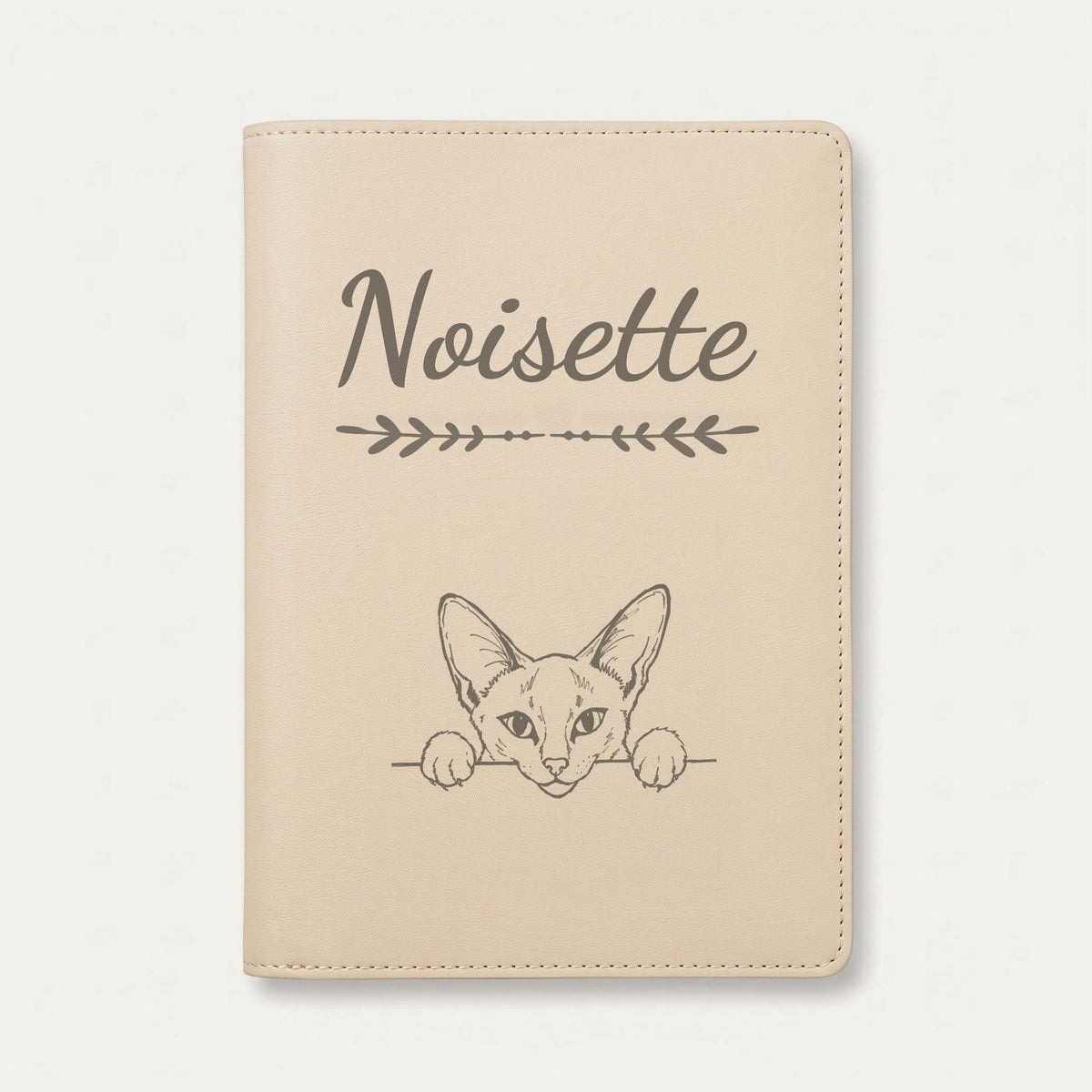 Protège carnet de santé chat personnalisé – Siamois — Crème vanille — Flèche — gravure « Noisette »