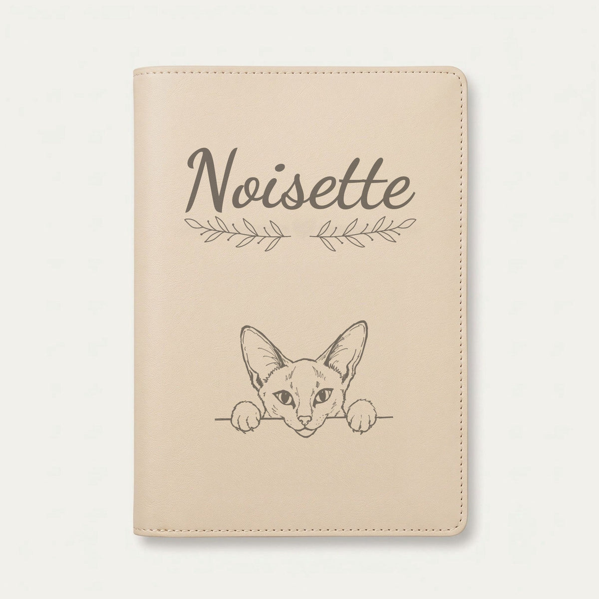 Protège carnet de santé chat personnalisé – Siamois — Crème vanille — Rameaux — gravure « Noisette »