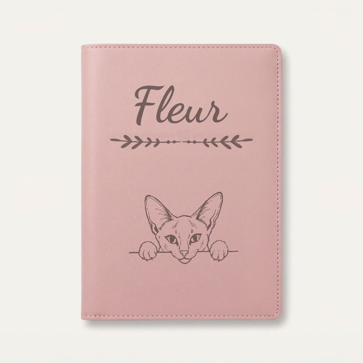 Protège carnet de santé chat personnalisé – Siamois — Rose dragée — Flèche — gravure « Fleur »