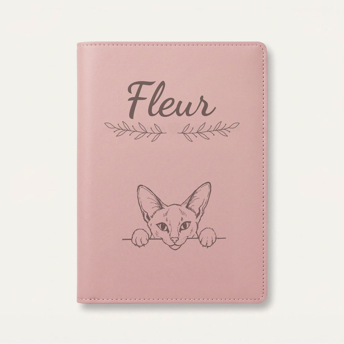 Protège carnet de santé chat personnalisé – Siamois — Rose dragée — Rameaux — gravure « Fleur »