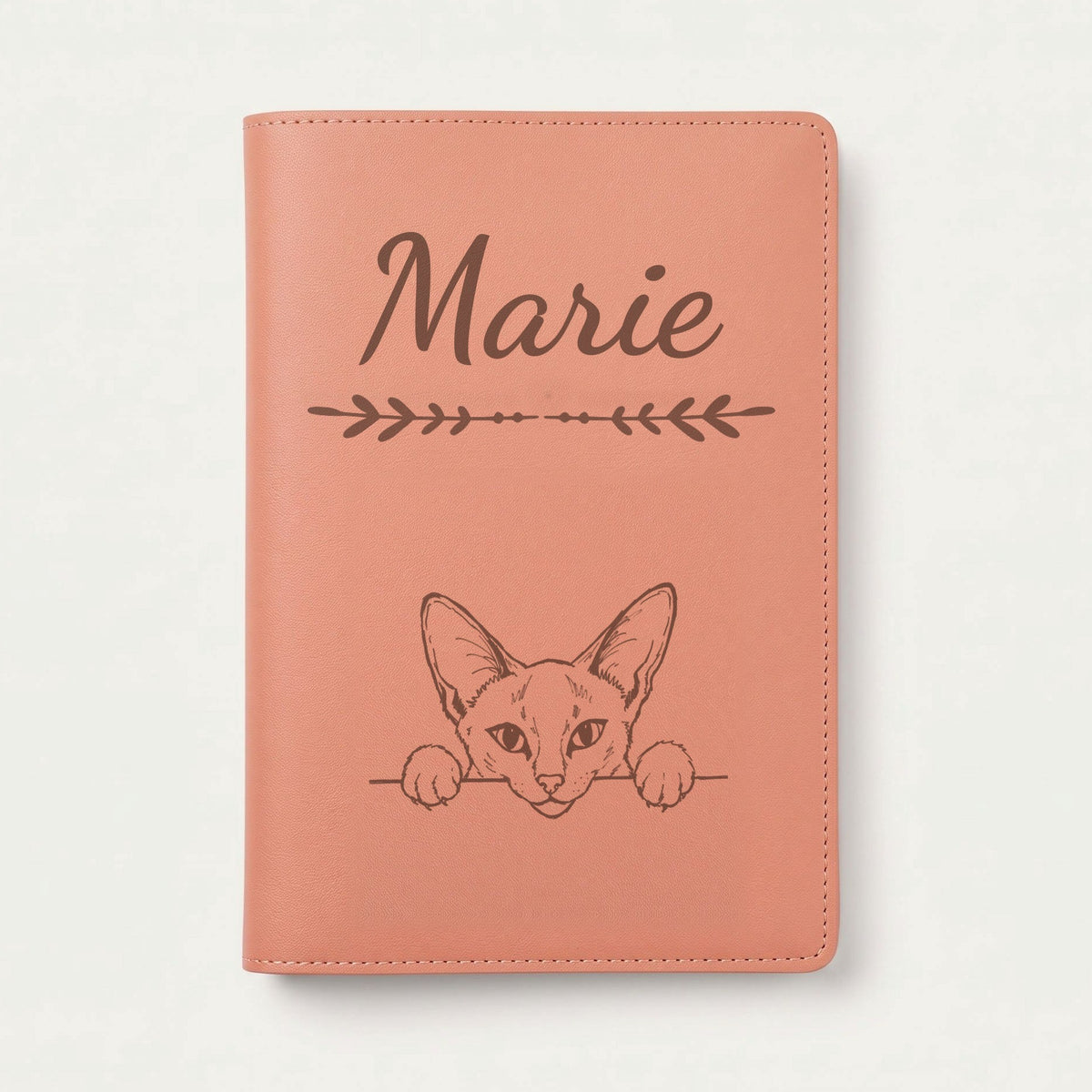 Protège carnet de santé chat personnalisé – Siamois — Terracotta — Flèche — gravure « Marie »