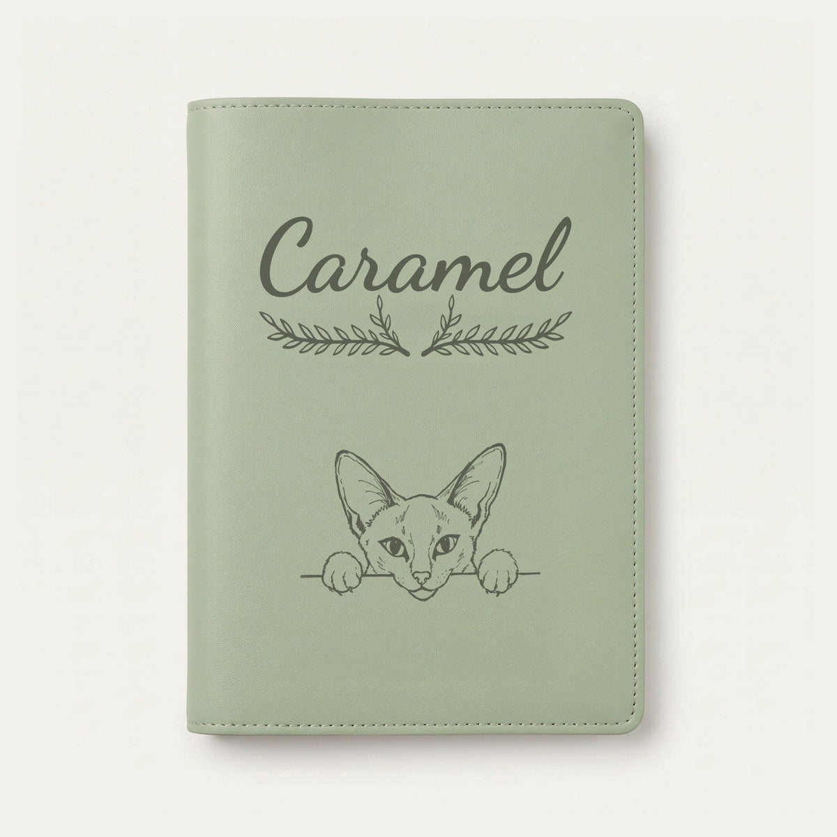 Protège carnet de santé chat personnalisé – Siamois — Vert sauge — Bouquet — gravure « Caramel »