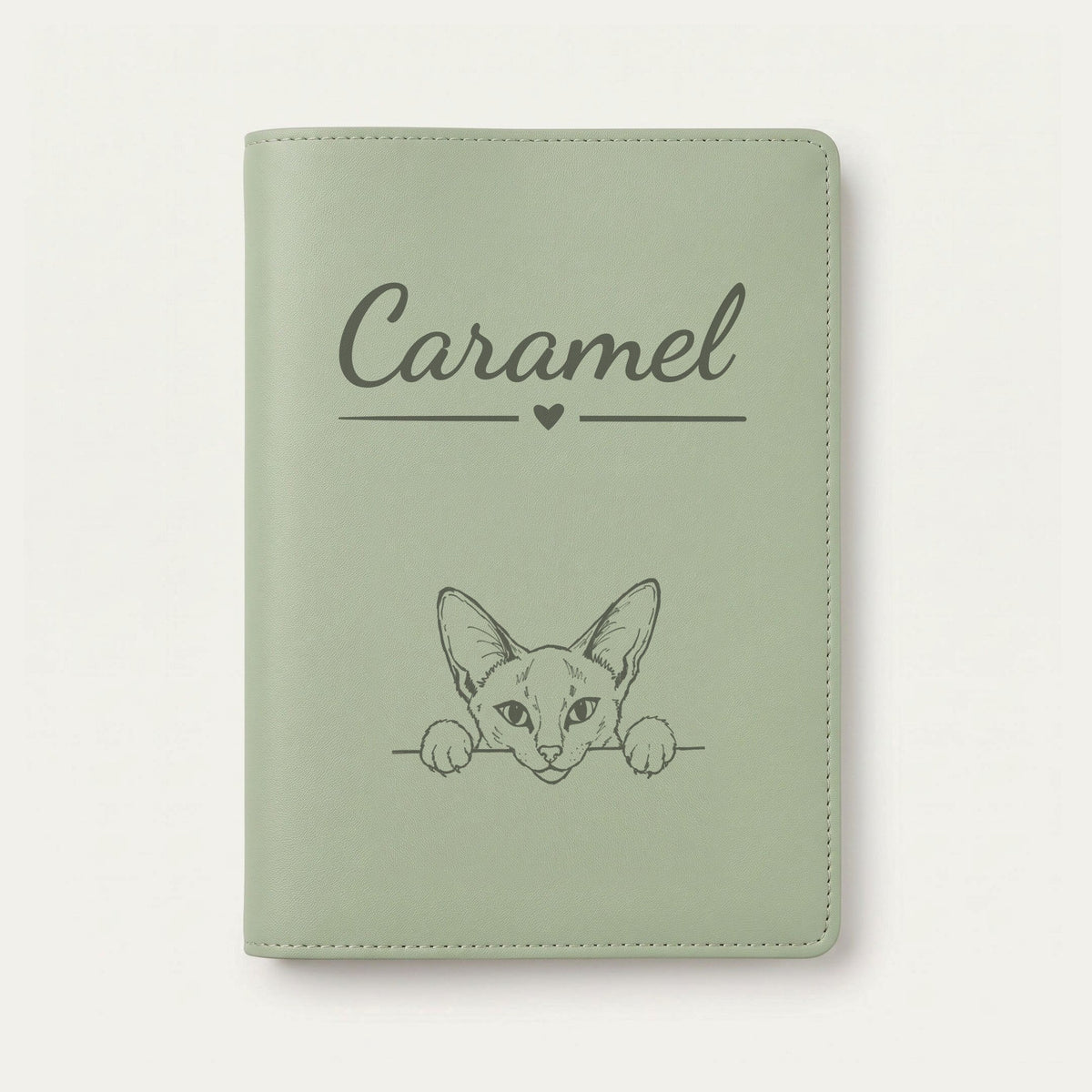Protège carnet de santé chat personnalisé – Siamois — Vert sauge — Cœur — gravure « Caramel »