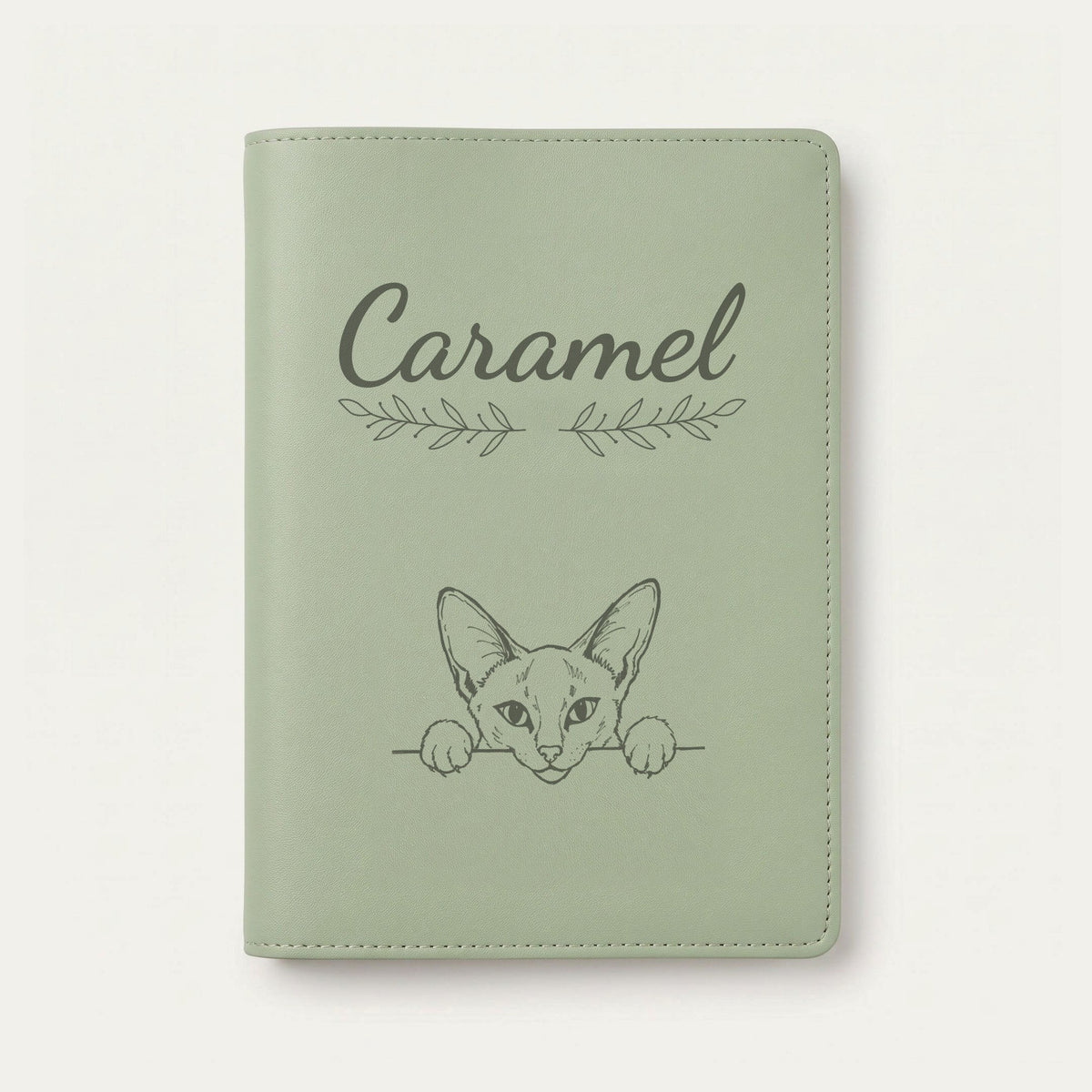 Protège carnet de santé chat personnalisé – Siamois — Vert sauge — Rameaux — gravure « Caramel »