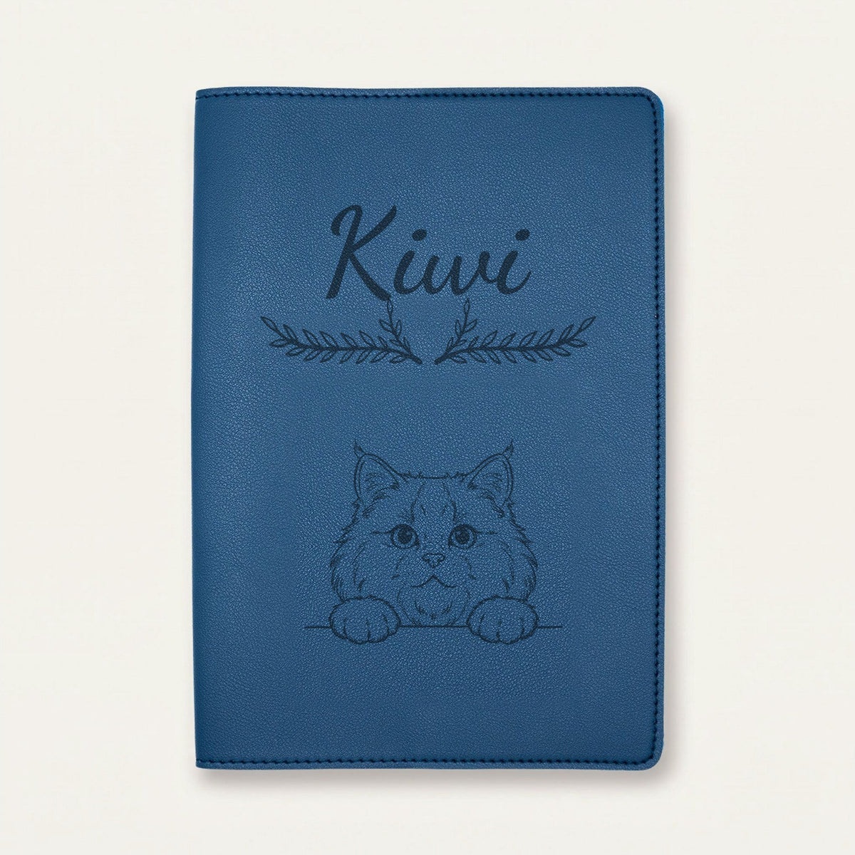 Protège carnet de santé chat personnalisé – Sibérien — Bleu nuit — Bouquet — gravure « Kiwi »