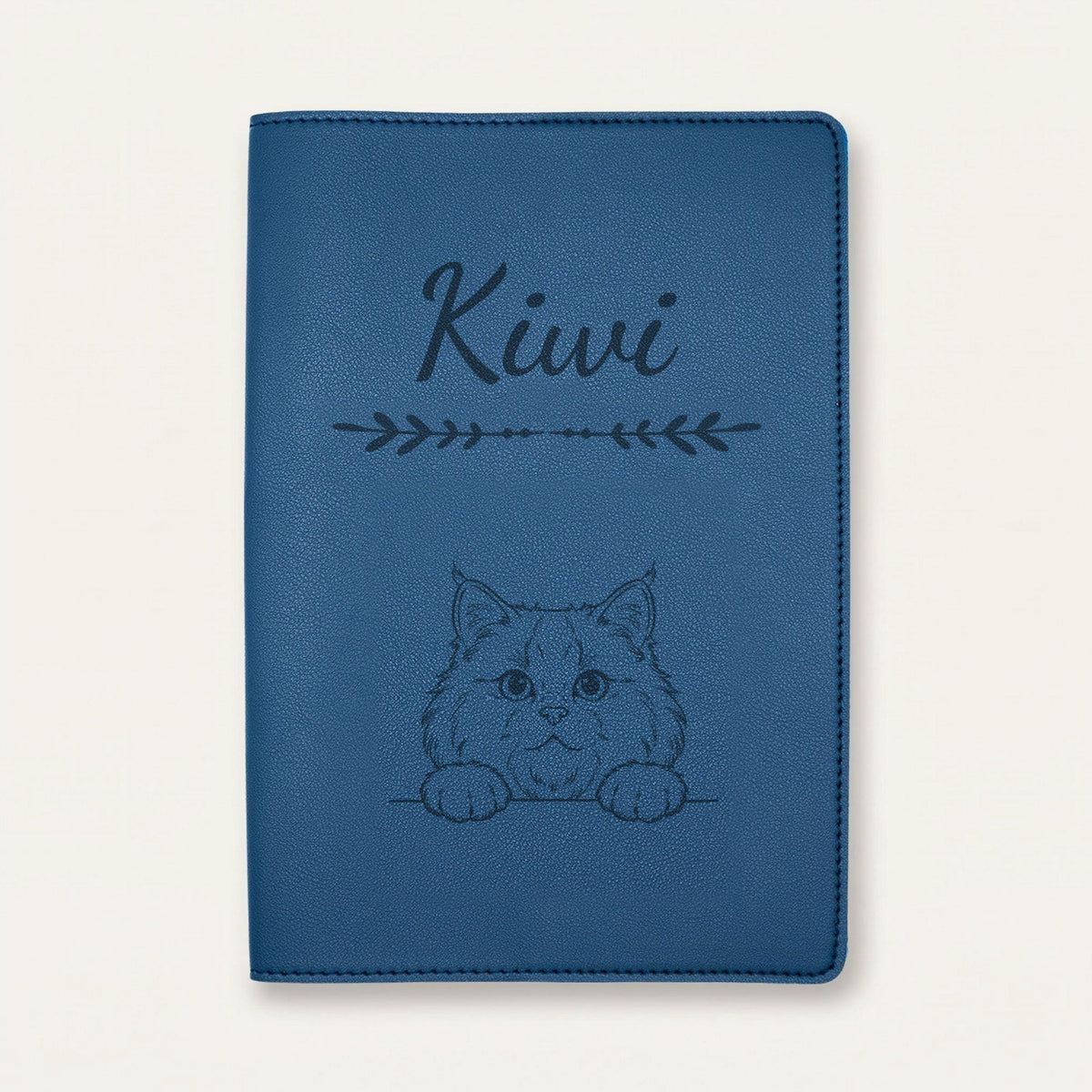Protège carnet de santé chat personnalisé – Sibérien — Bleu nuit — Flèche — gravure « Kiwi »