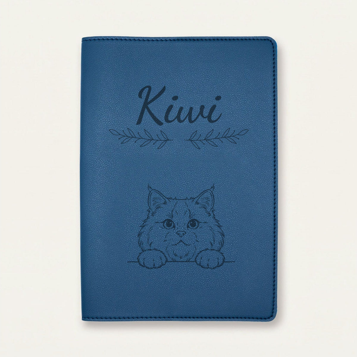 Protège carnet de santé chat personnalisé – Sibérien — Bleu nuit — Rameaux — gravure « Kiwi »