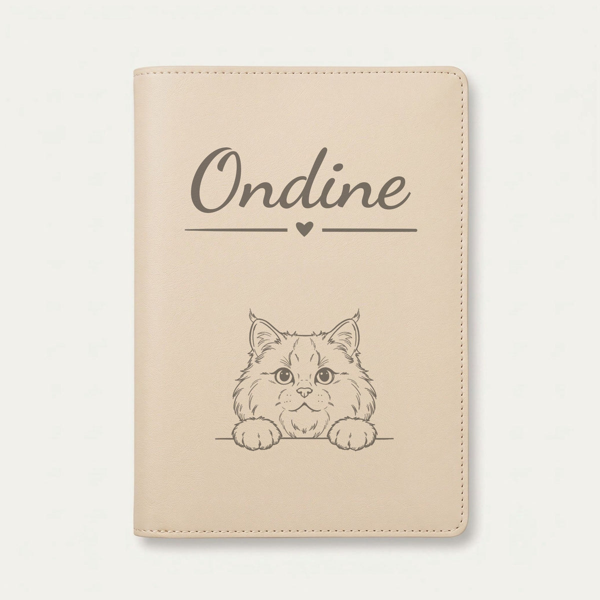 Protège carnet de santé chat personnalisé – Sibérien — Crème vanille — Cœur — gravure « Ondine »
