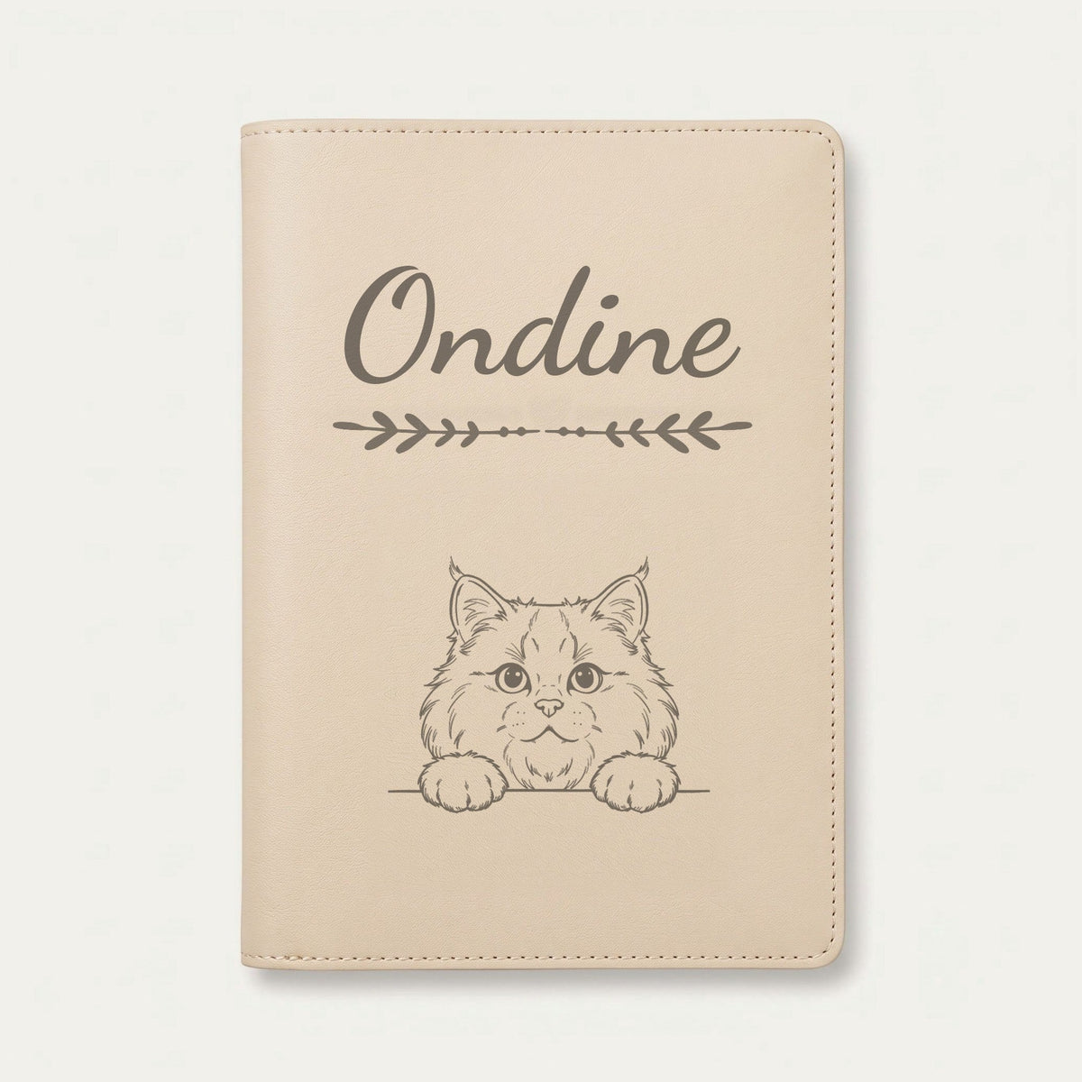 Protège carnet de santé chat personnalisé – Sibérien — Crème vanille — Flèche — gravure « Ondine »