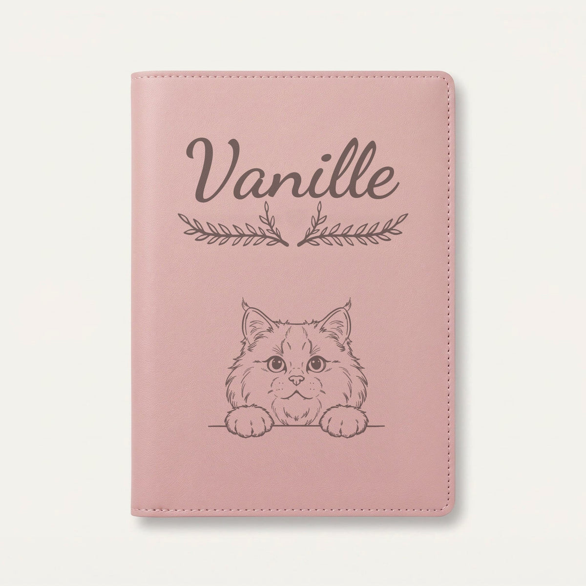 Protège carnet de santé chat personnalisé – Sibérien — Rose dragée — Bouquet — gravure « Vanille »