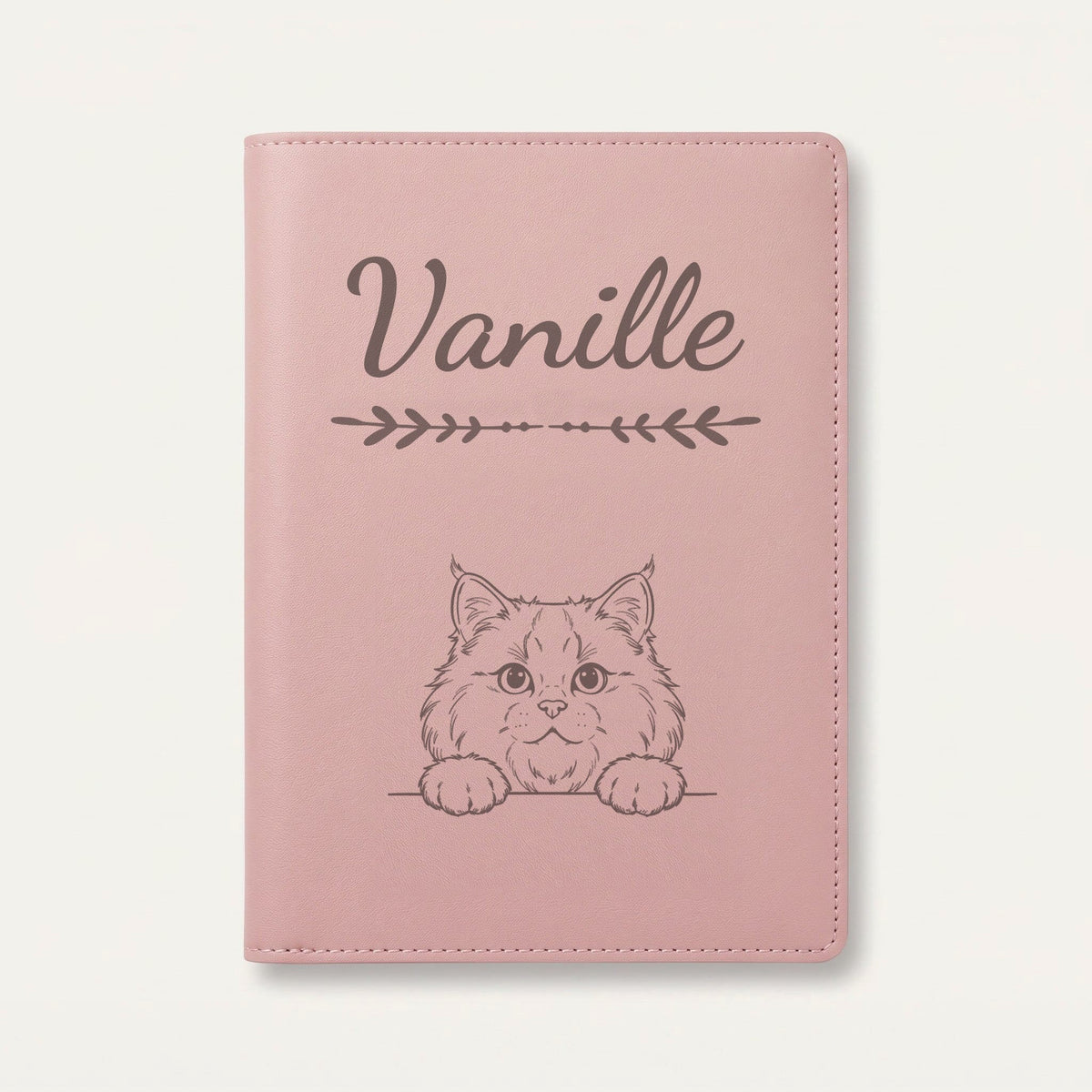 Protège carnet de santé chat personnalisé – Sibérien — Rose dragée — Flèche — gravure « Vanille »