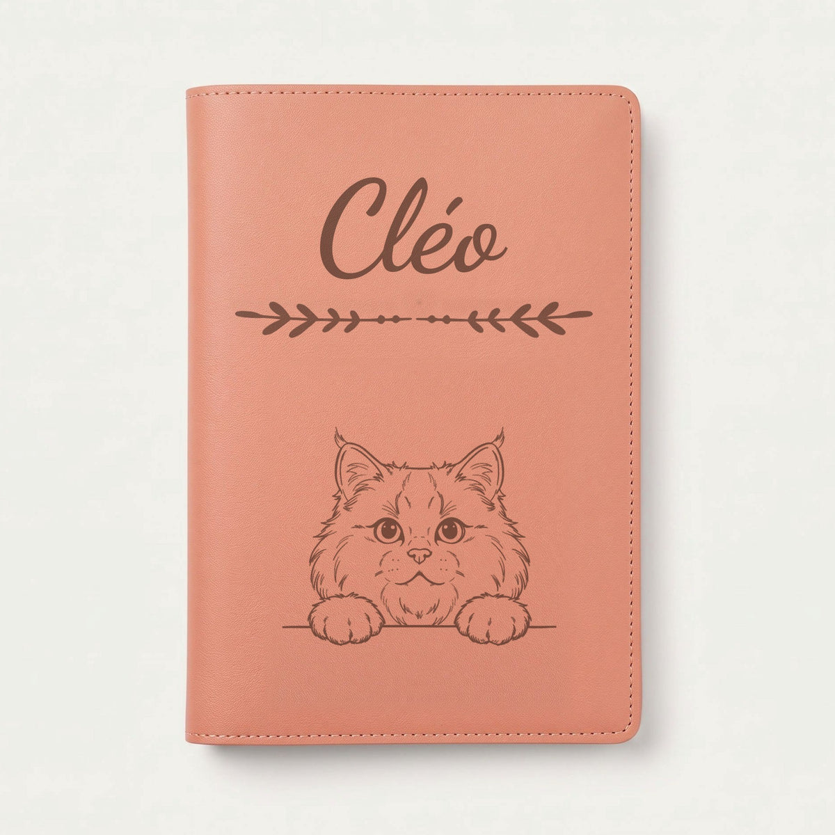 Protège carnet de santé chat personnalisé – Sibérien — Terracotta — Flèche — gravure « Cléo »