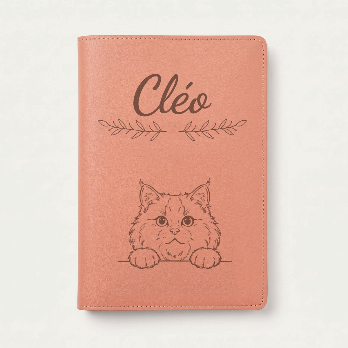 Protège carnet de santé chat personnalisé – Sibérien — Terracotta — Rameaux — gravure « Cléo »