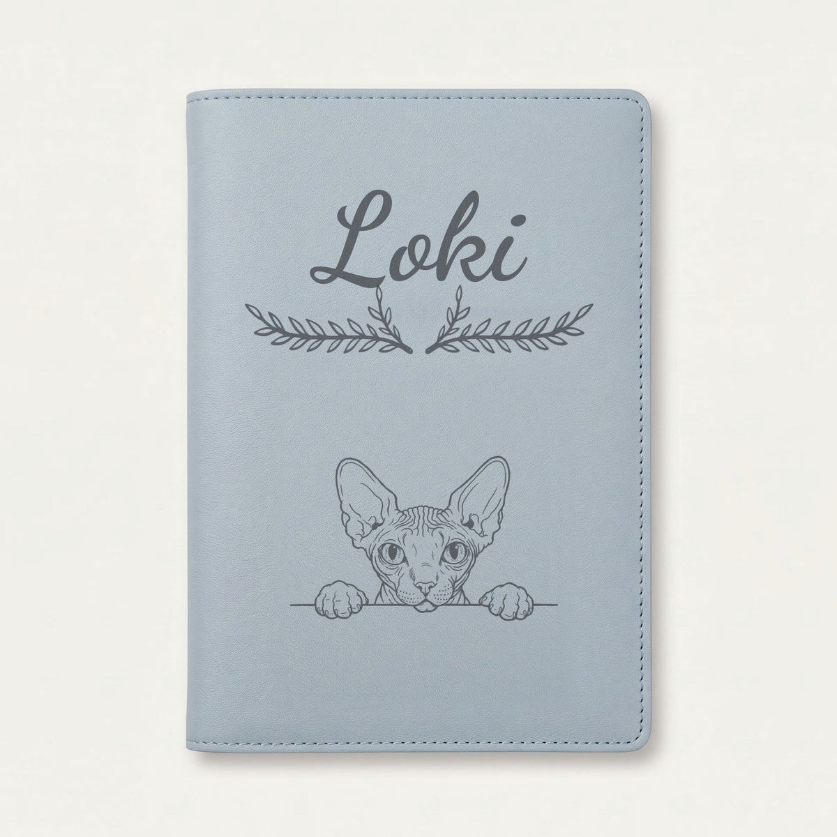 Protège carnet de santé chat personnalisé – Sphynx — Bleu nuage — Bouquet — gravure « Loki »