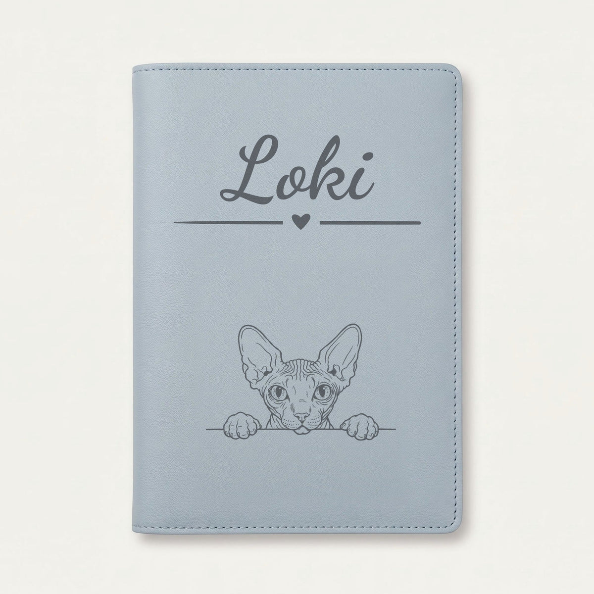 Protège carnet de santé chat personnalisé – Sphynx — Bleu nuage — Cœur — gravure « Loki »